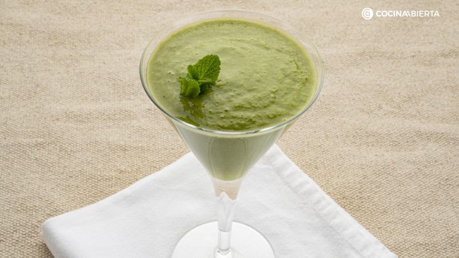 Batido casero de espinacas, plátano y manzana, de Karlos Arguiñano Batido casero de espinacas, plátano y manzana, de Karlos Arguiñano