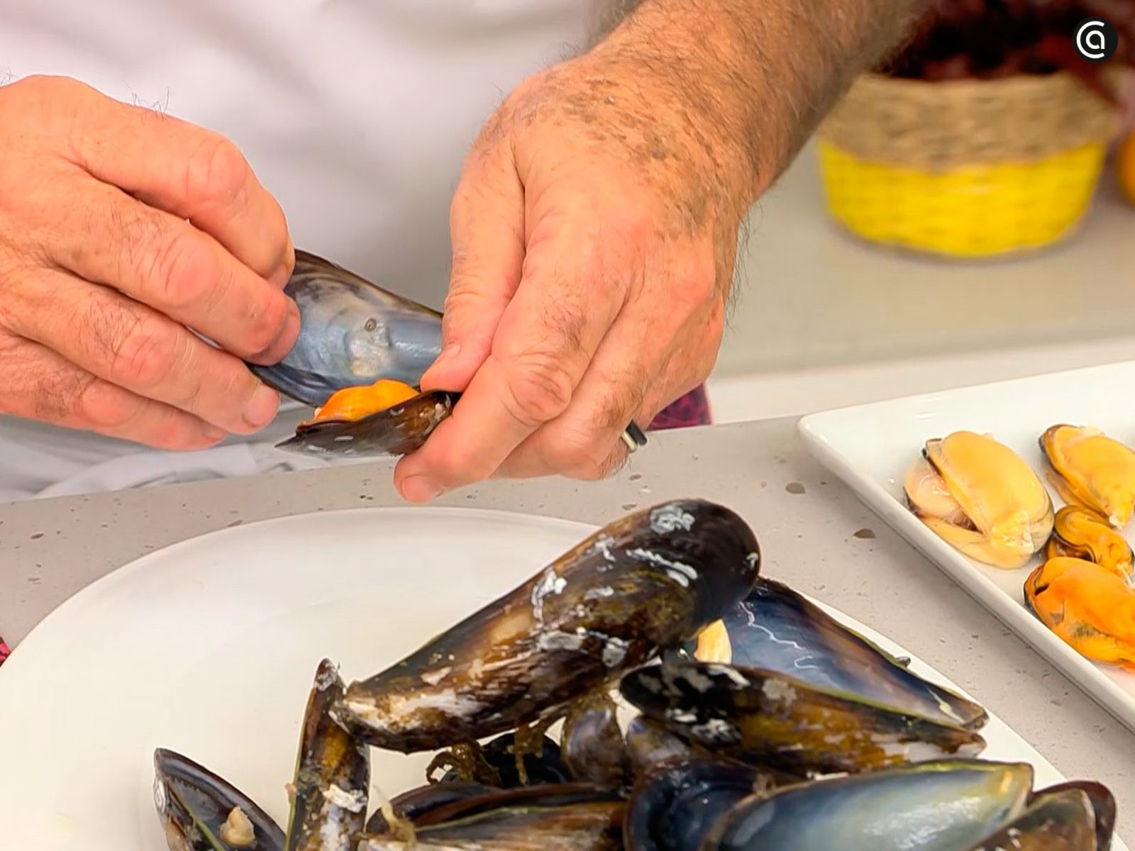 Cocina los mejillones al vapor, retira las cáscaras y elimina las barbas Cocina los mejillones al vapor, retira las cáscaras y elimina las barbas