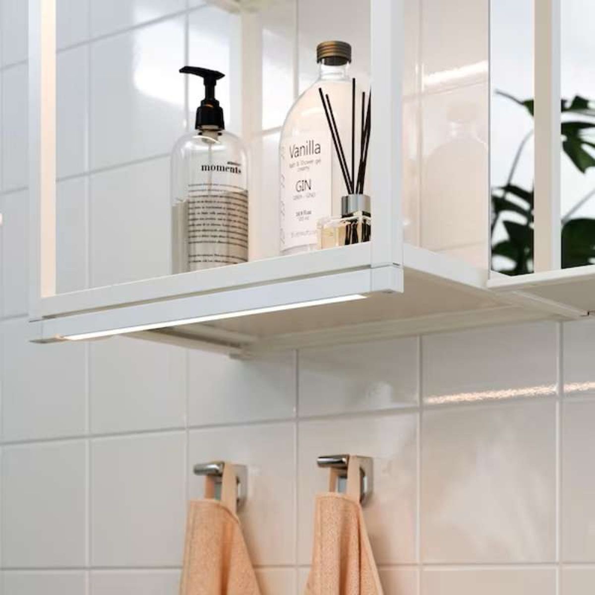 Estantería de un baño de estilo nórdico con luz led.