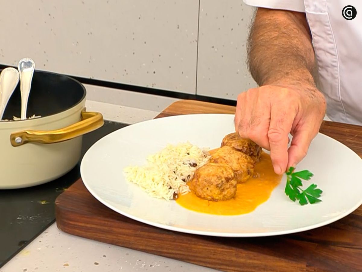 Coloca las albóndigas con pipas de girasol sobre la salsa