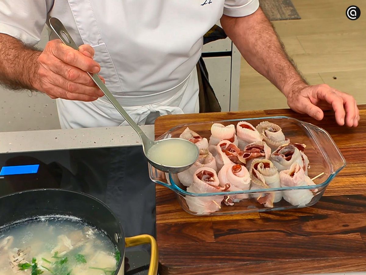 Riega las popietas con el caldo de pescado para que queden más jugosas al horno