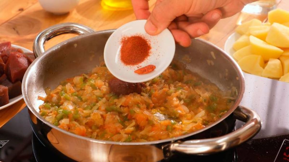La pulpa de choricero y el pimentón aportan un sabor profundo y un color vibrante al marmitako