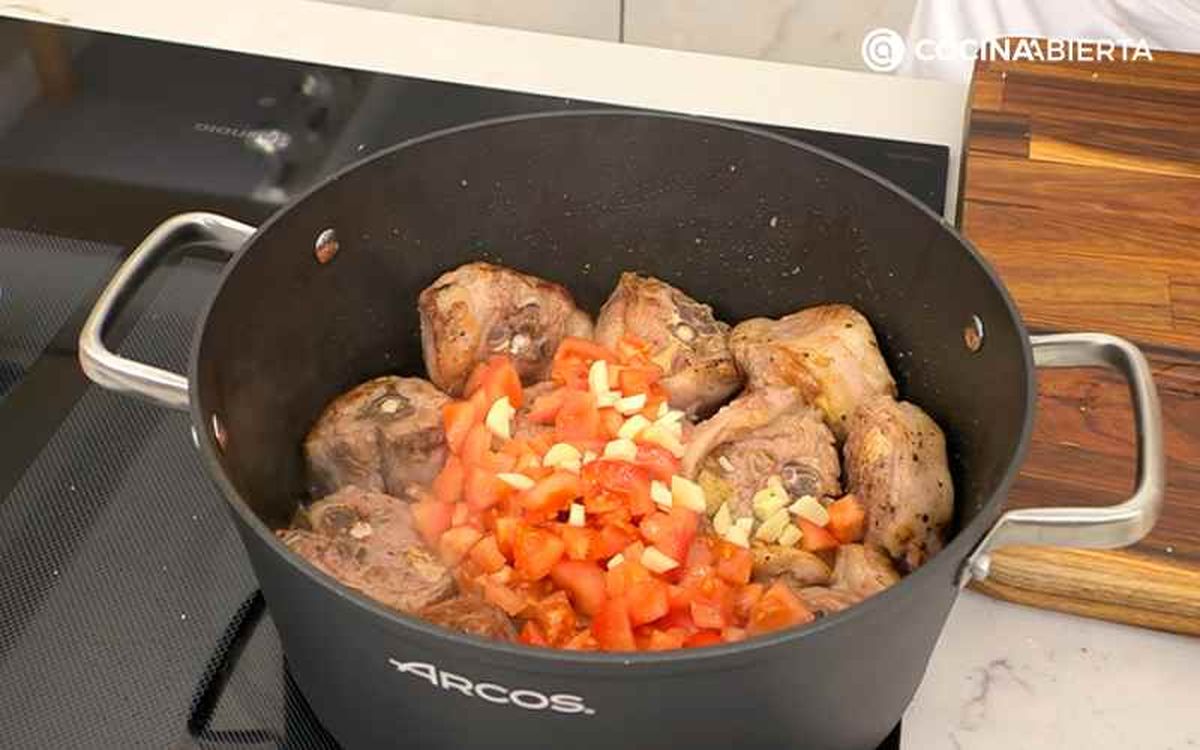 Dora los trozos de cordero