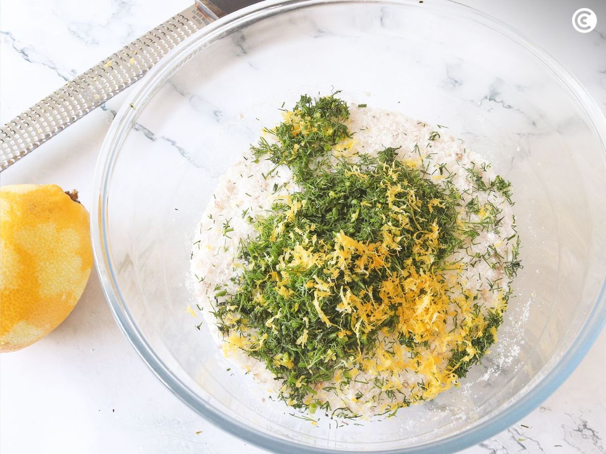 Añadir limón y eneldo para hacer el salmón ahumado