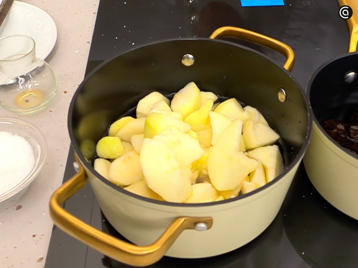 Prepara un puré suave usando manzanas previamente cocidas