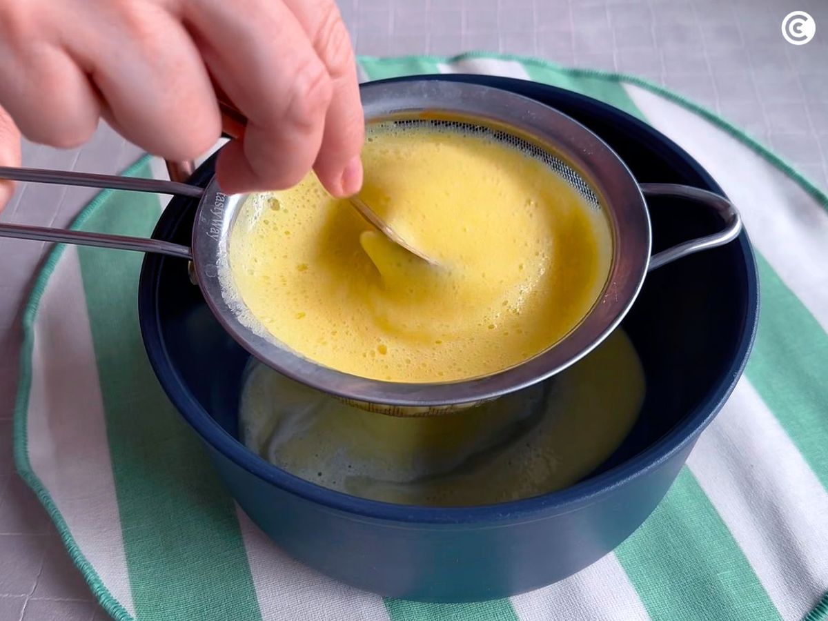 Colar y hervir la piña para hacer el mousse