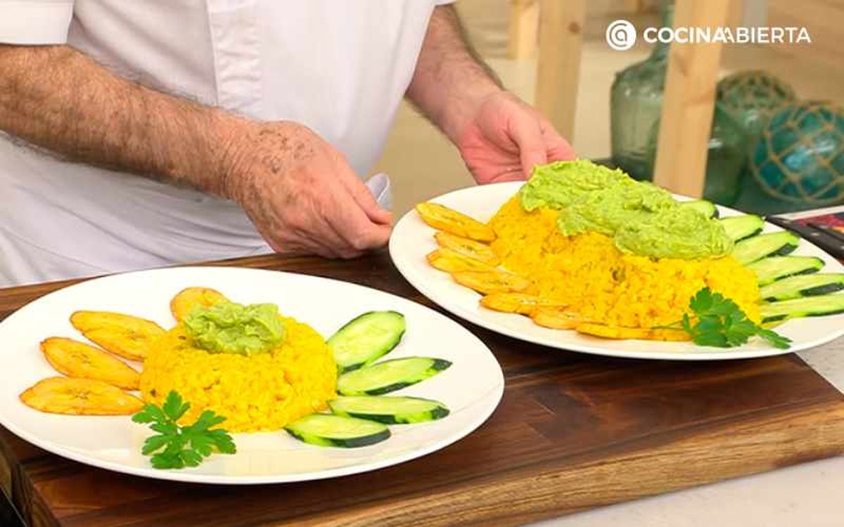Sirve el arroz con guacamole