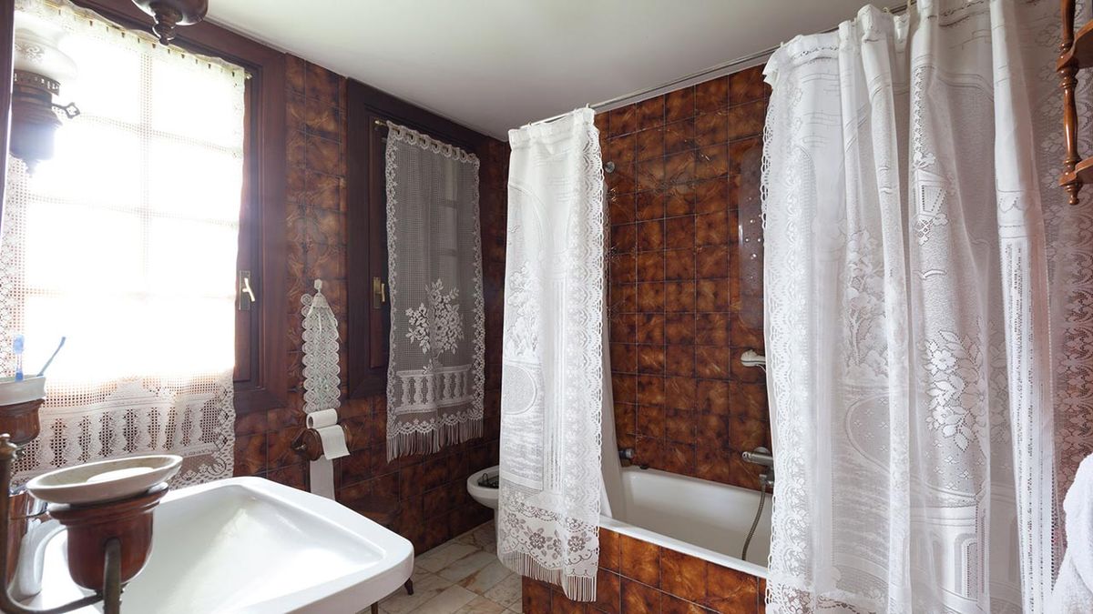 Decogarden 686 Cuarto de bano luminoso con toques marineros antes 1