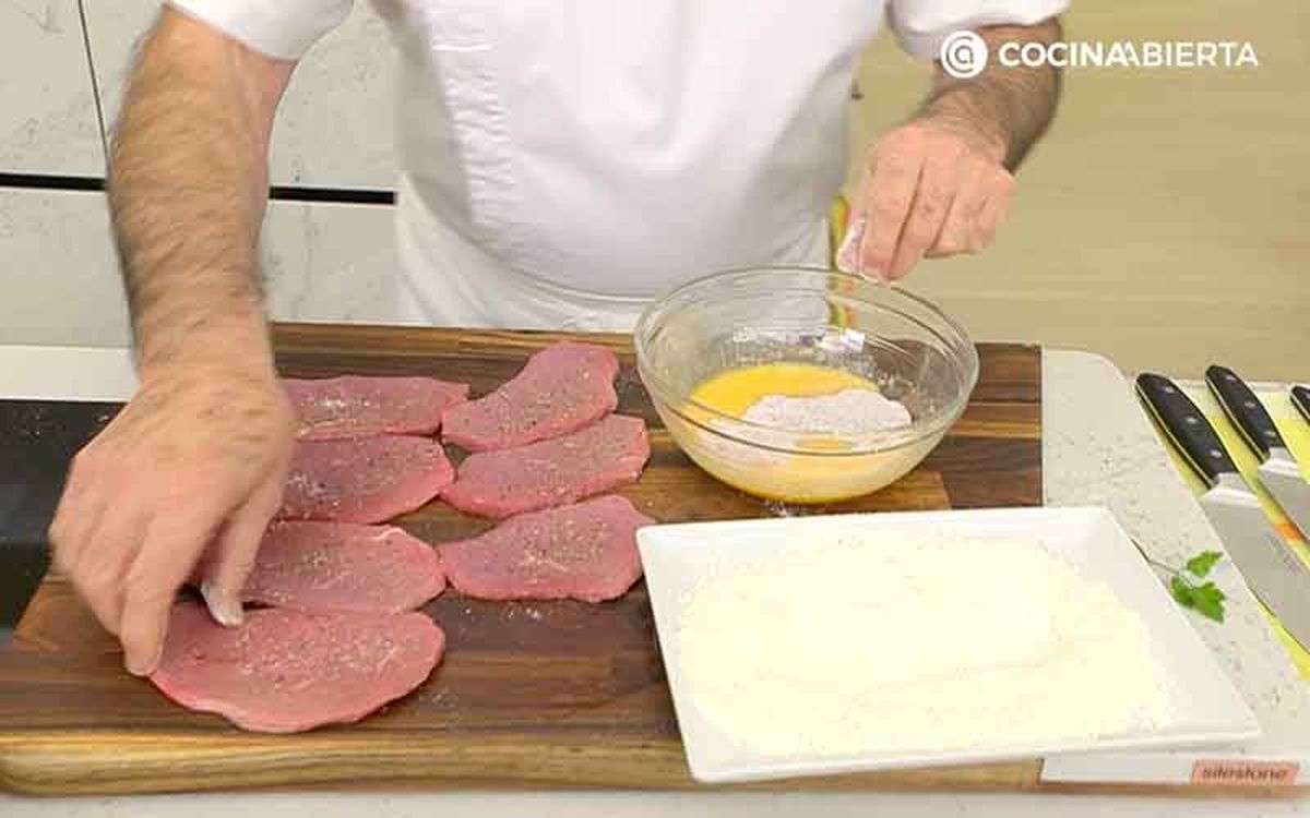 Empana los filetes de redondo