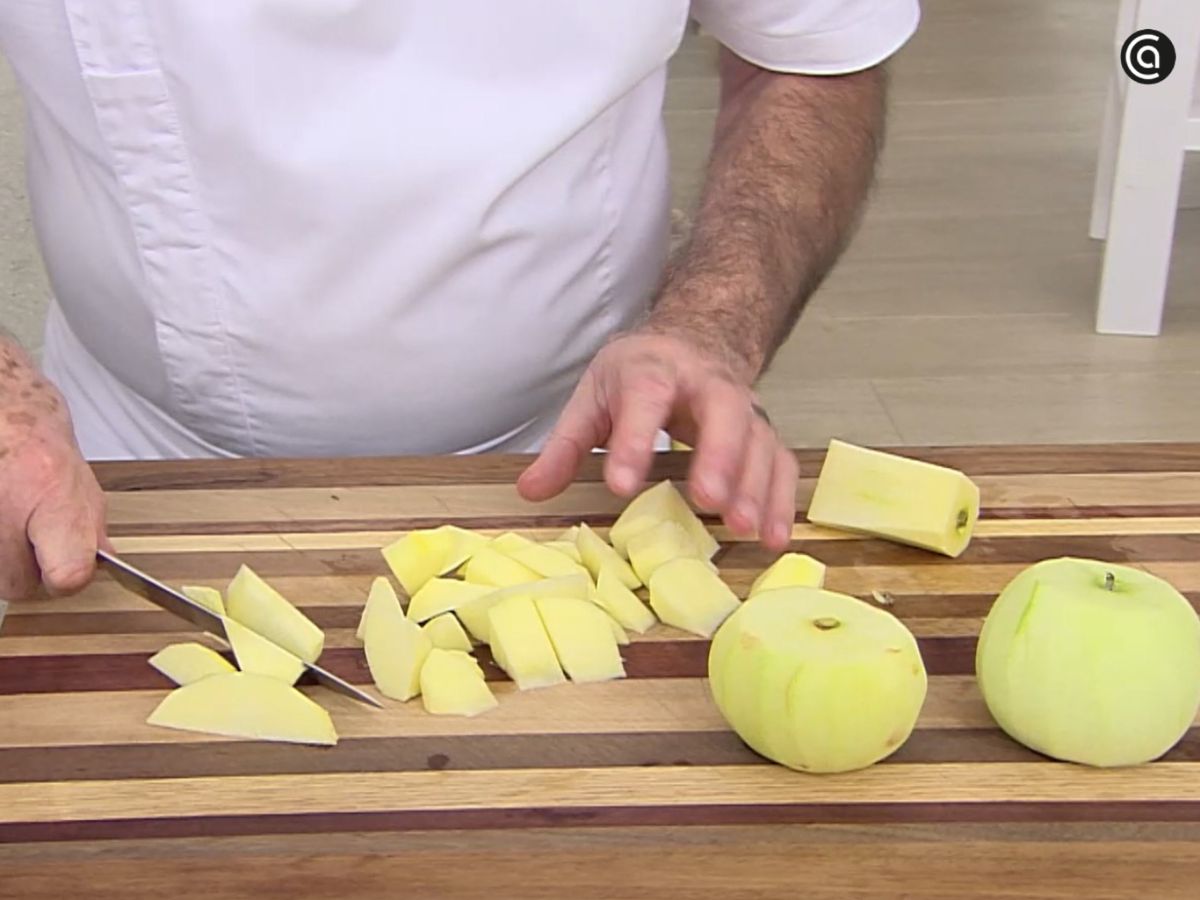 Pelar y trocear las manzanas en tamaños similares ayuda a que se cuezan de manera uniforme.