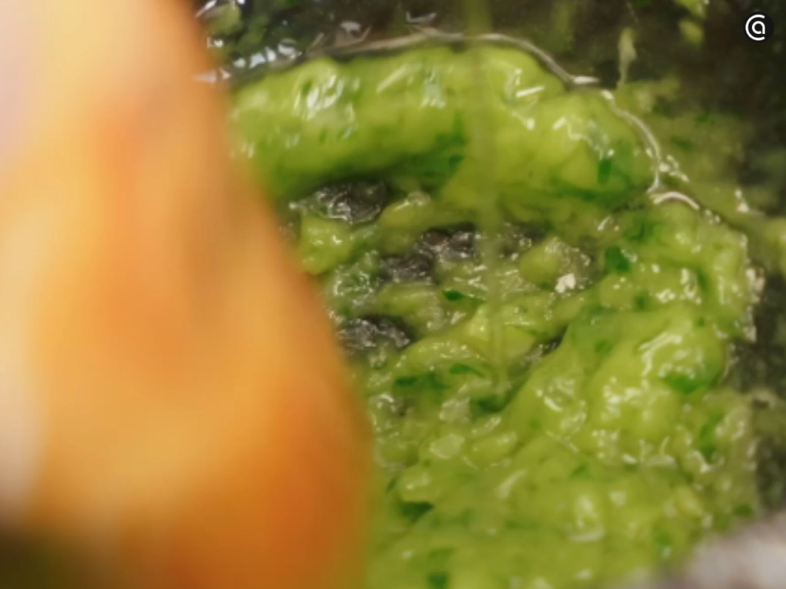 Añade el aceite de oliva poco a poco al majado hasta conseguir una mezcla emulsionada y llena de aroma.