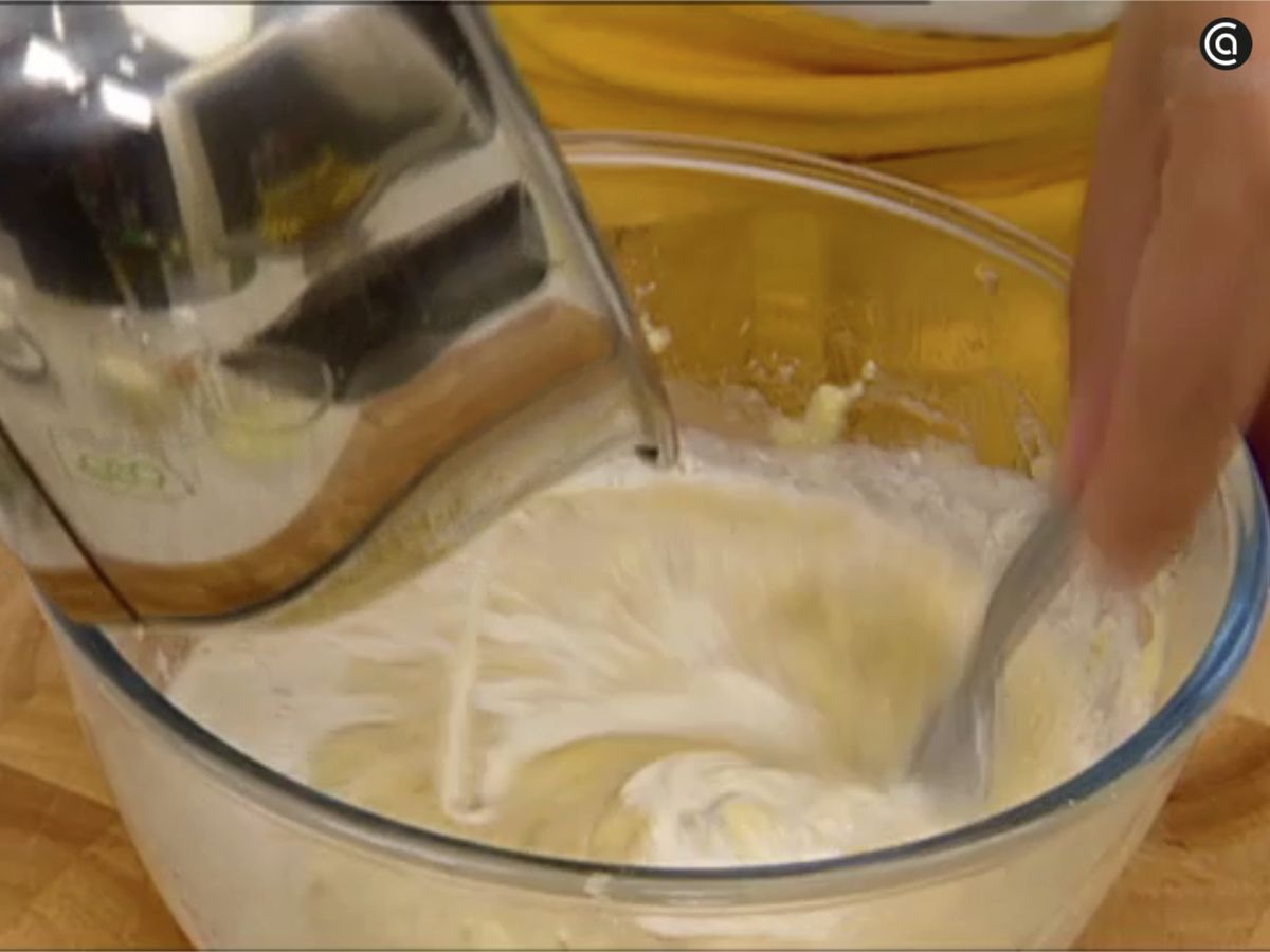 Agrega la leche a los plátanos machacados