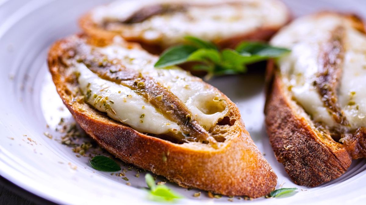 Tosta de queso con anchoas