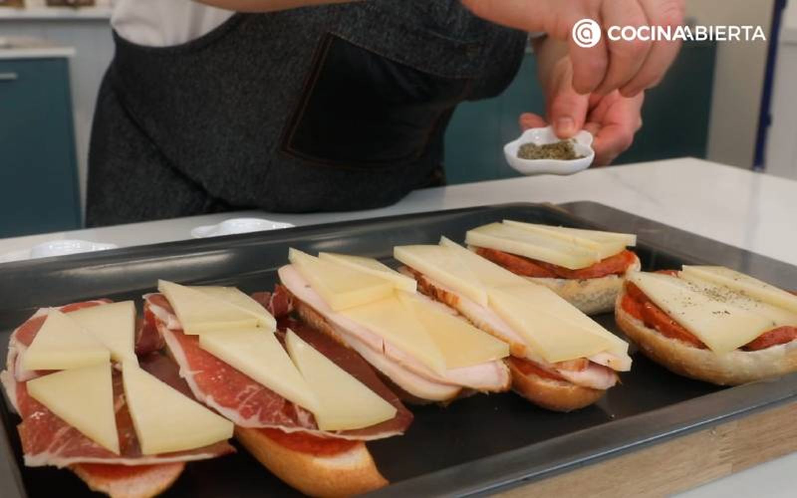 Añade especias y hornea los paninis Añade especias y hornea los paninis