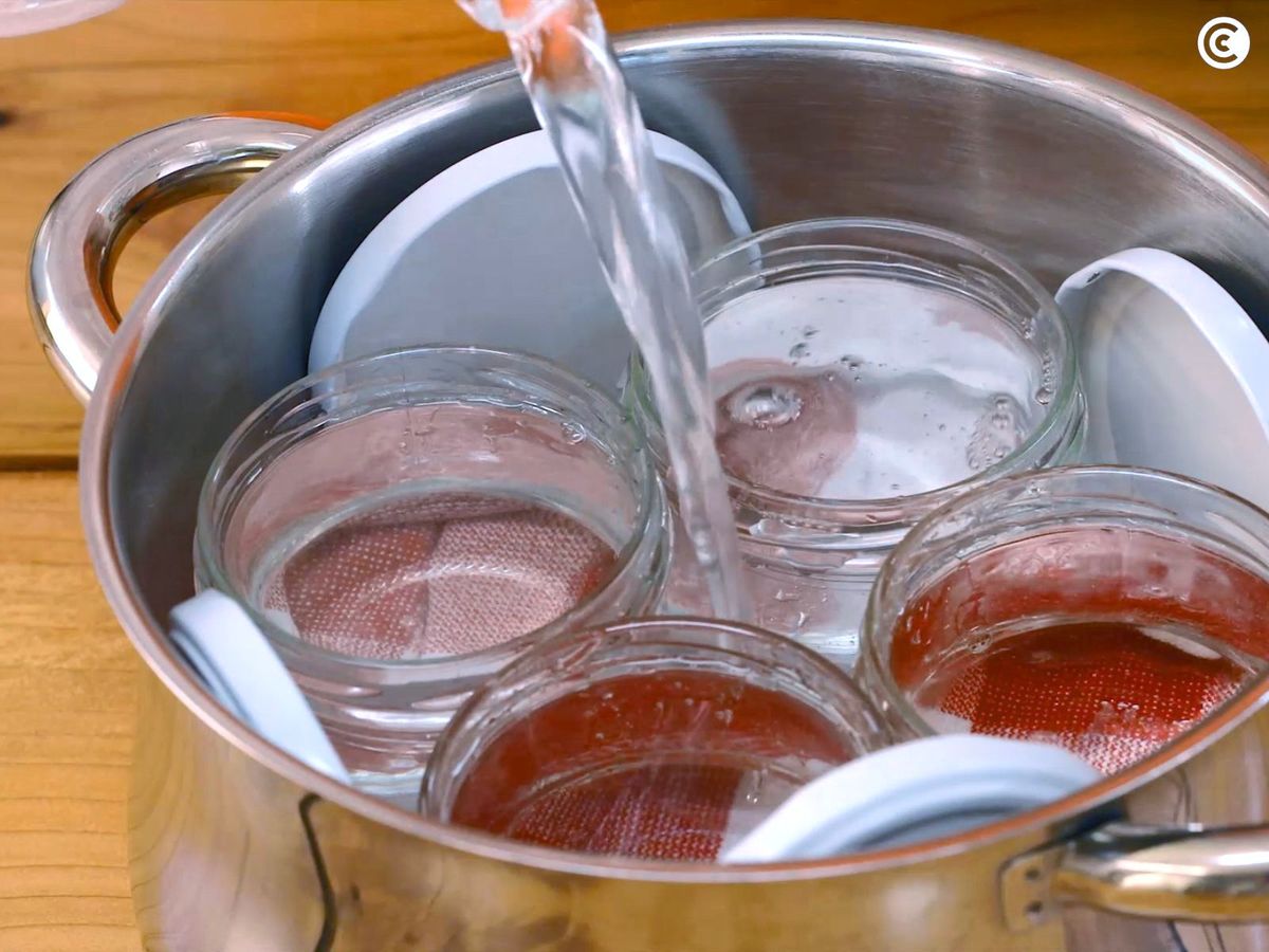 Cómo esterilizar botes de cristal en agua hirviendo