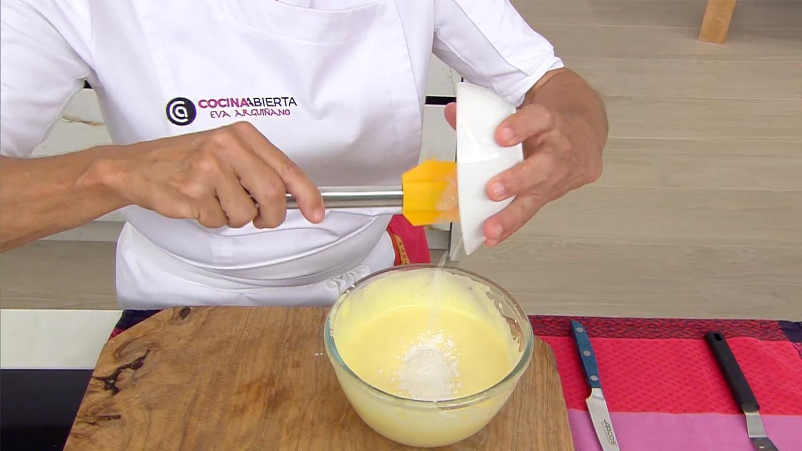 KARL66030320 receta brazo gitano con melocoton de eva arguinano paso1 KARL66030320 receta brazo gitano con melocoton de eva arguinano paso1