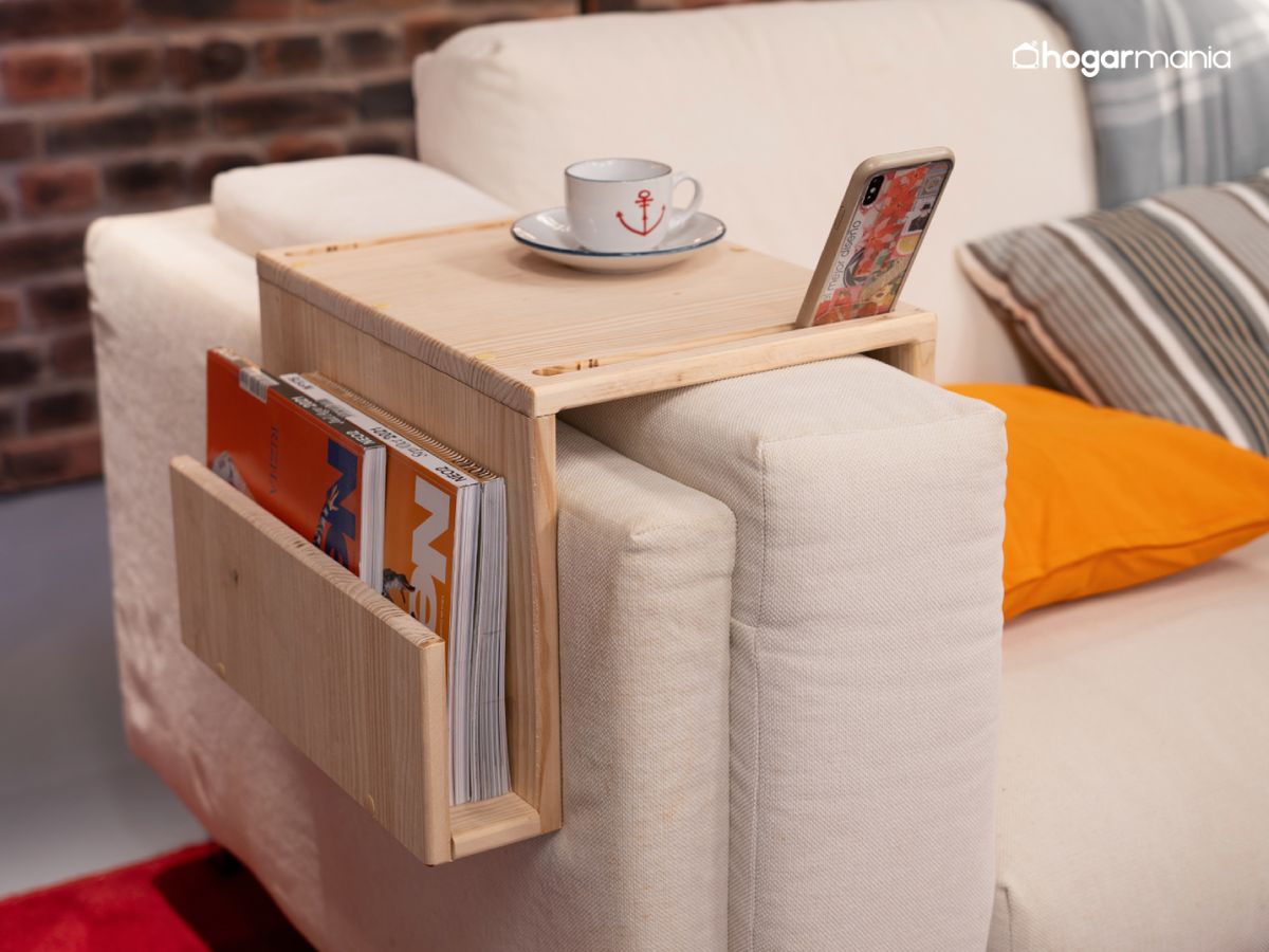 Colocamos la mesita sobre el sofá, práctica, estable y funcional.