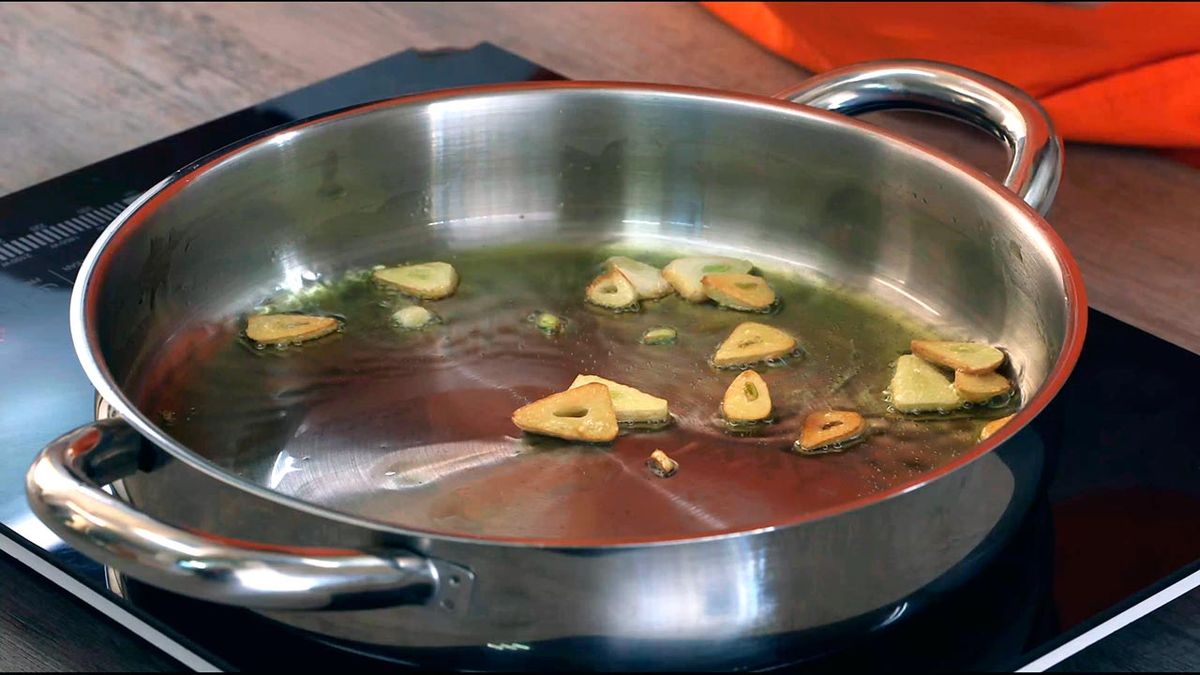 Receta de acelgas rehogadas con patatas asadas  paso 4