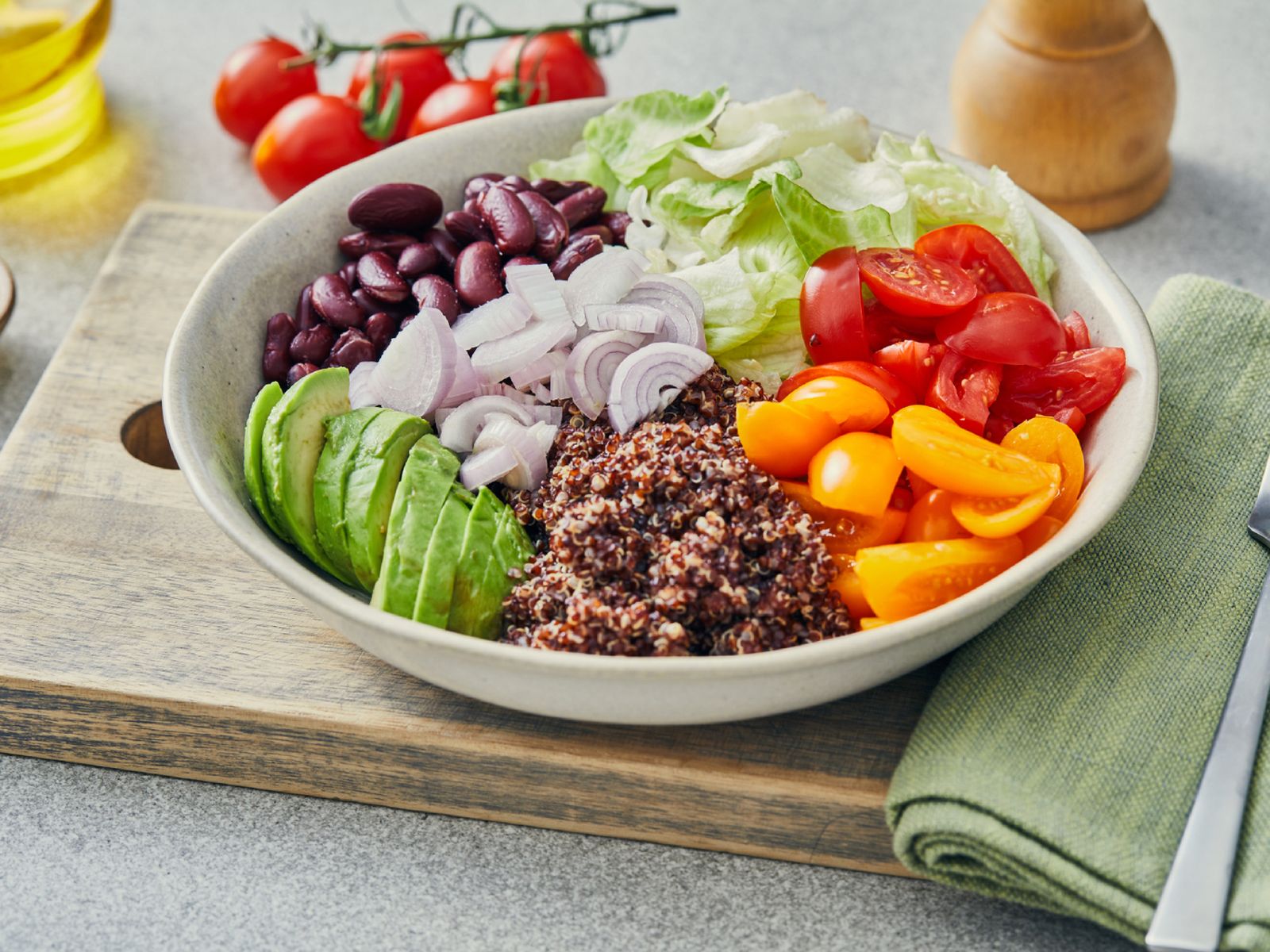 Un bol vegetariano con legumbres, quinoa y verduras frescas, ejemplo de alimentación equilibrada sin carne.