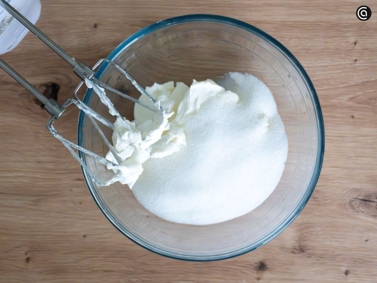 Mezcla la crema de queso con el azúcar