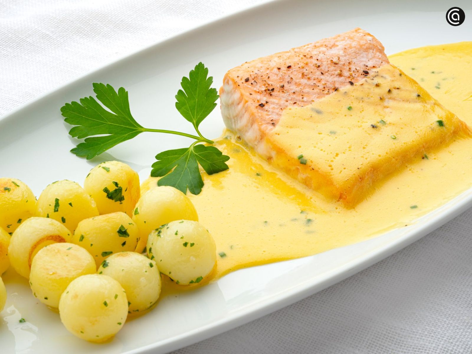 Salmón con salsa bearnesa y patatitas, receta de pescado al horno de Karlos Arguiñano