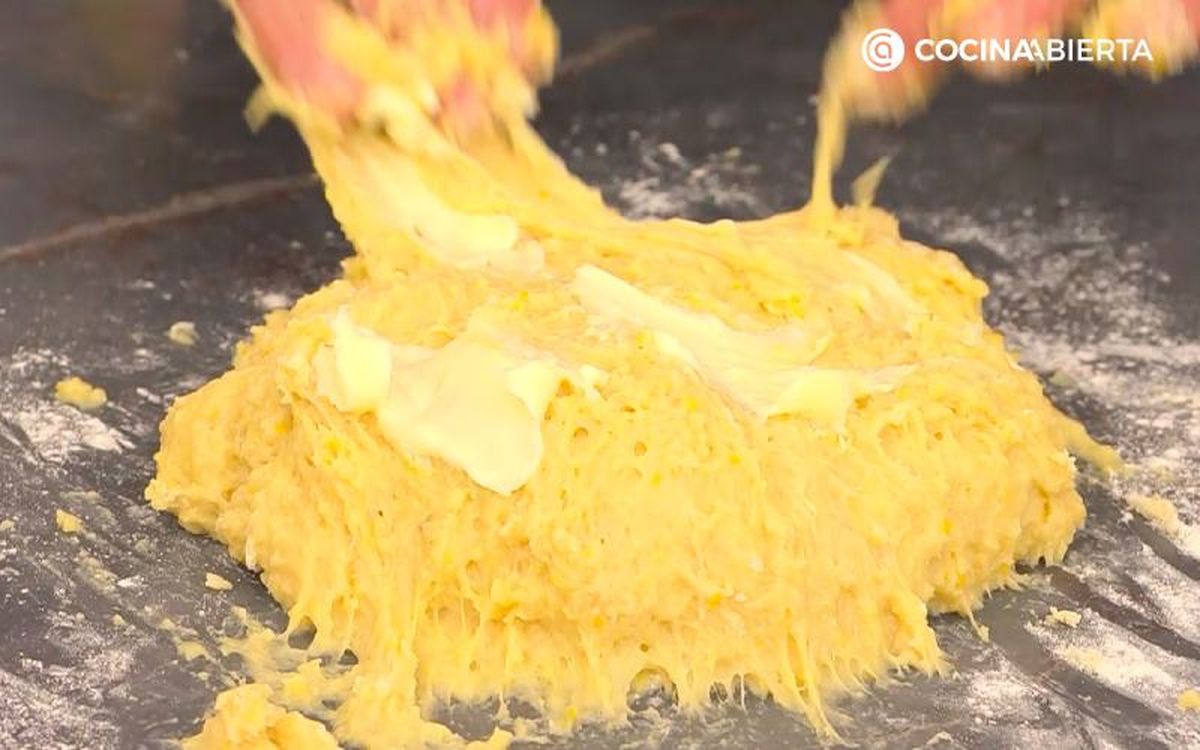 Incorpora la mantequilla y amasa bien