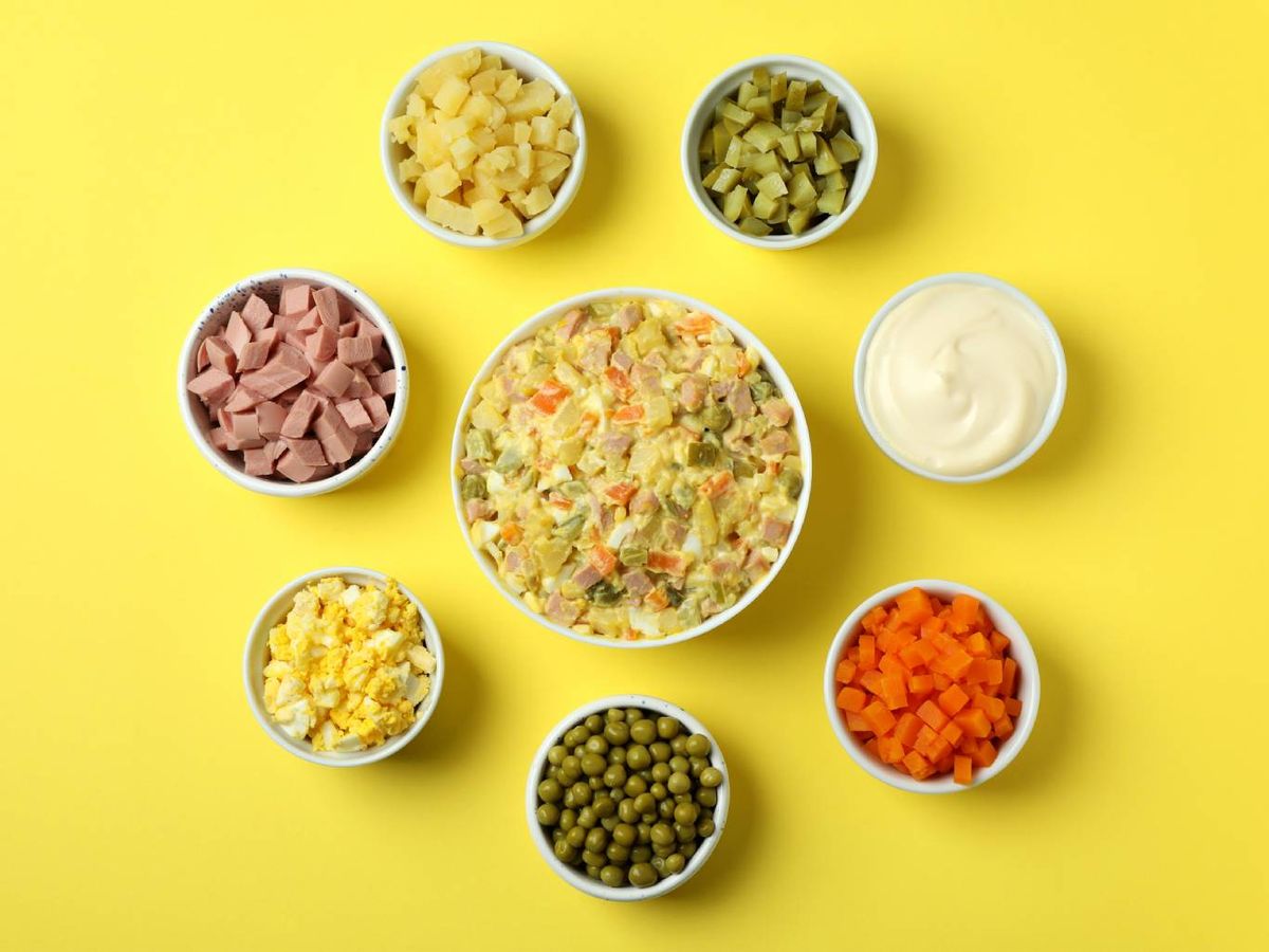 Ingredientes tradicionales de una ensaladilla rusa clásica, listos para mezclar.