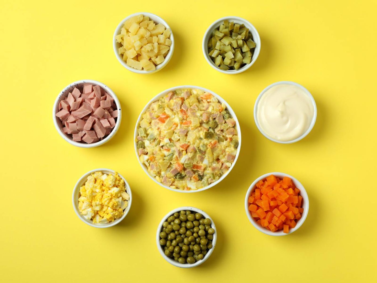 Ingredientes tradicionales de una ensaladilla rusa clásica, listos para mezclar. Ingredientes tradicionales de una ensaladilla rusa clásica, listos para mezclar.