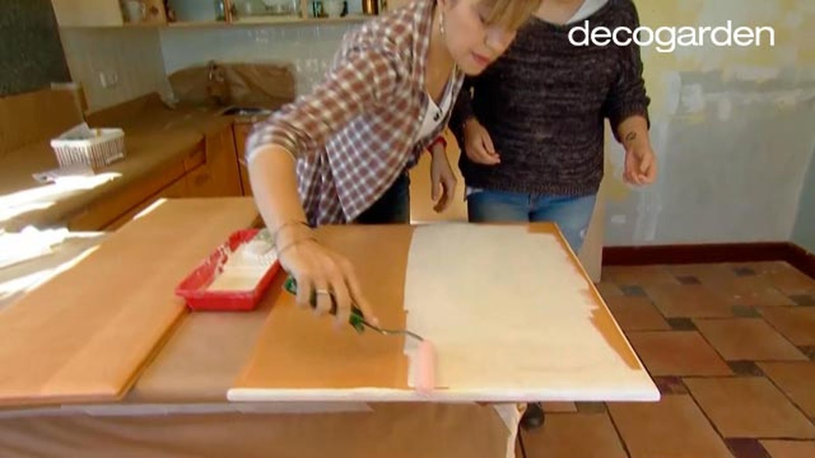 Aplicar imprimación a un mueble antes de pintarlo. Aplicar imprimación a un mueble antes de pintarlo.