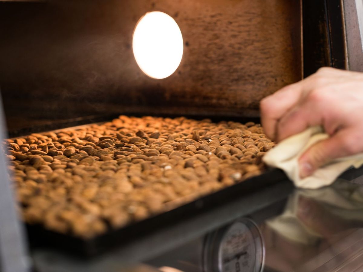 Tostar almendras en el horno