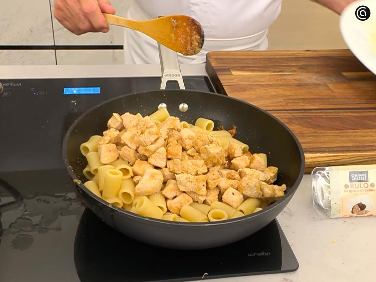 Añade la pechuga de pavo cocida