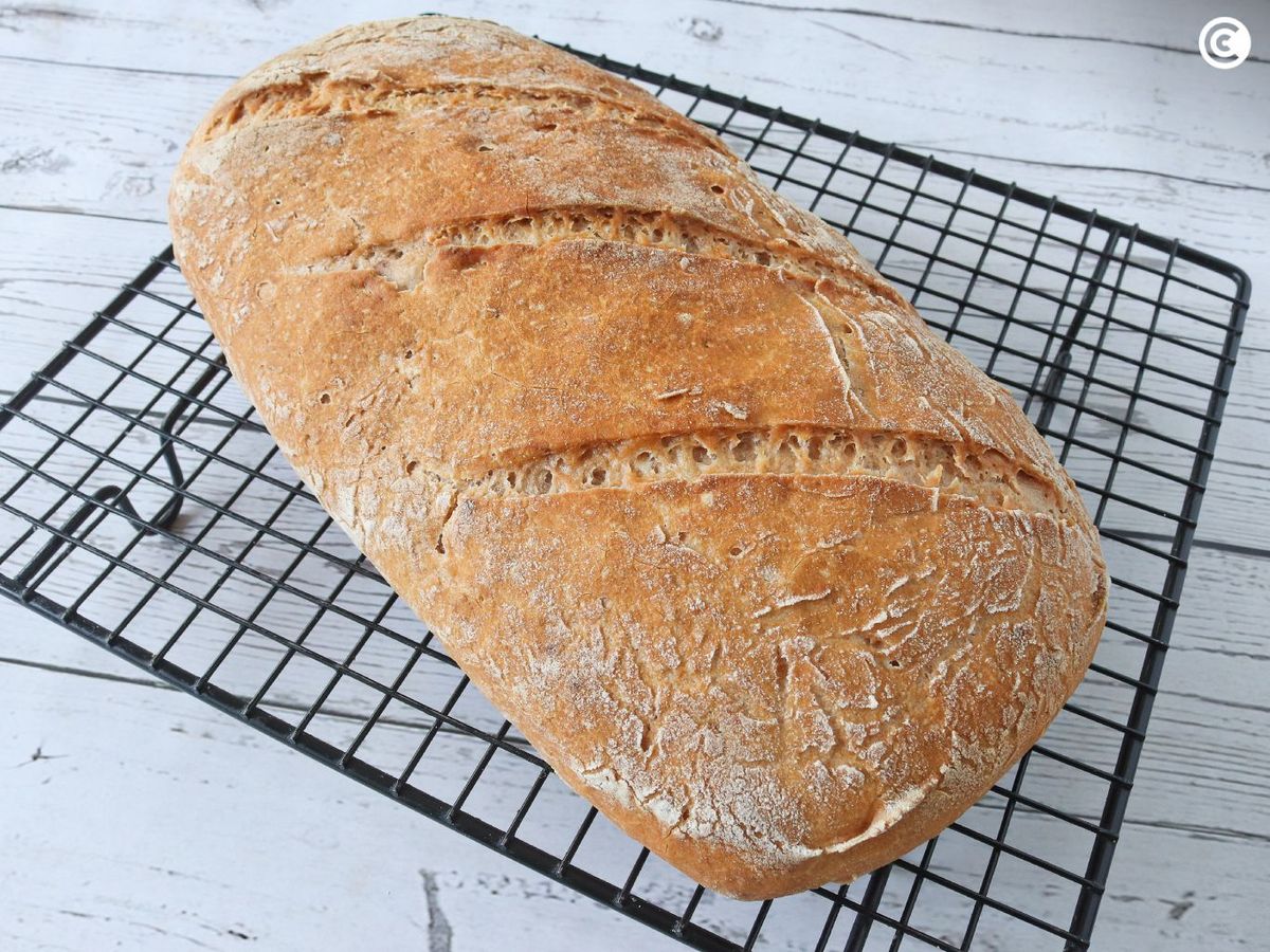 Dejar enfríar el pan sin gluten sobre una rejilla