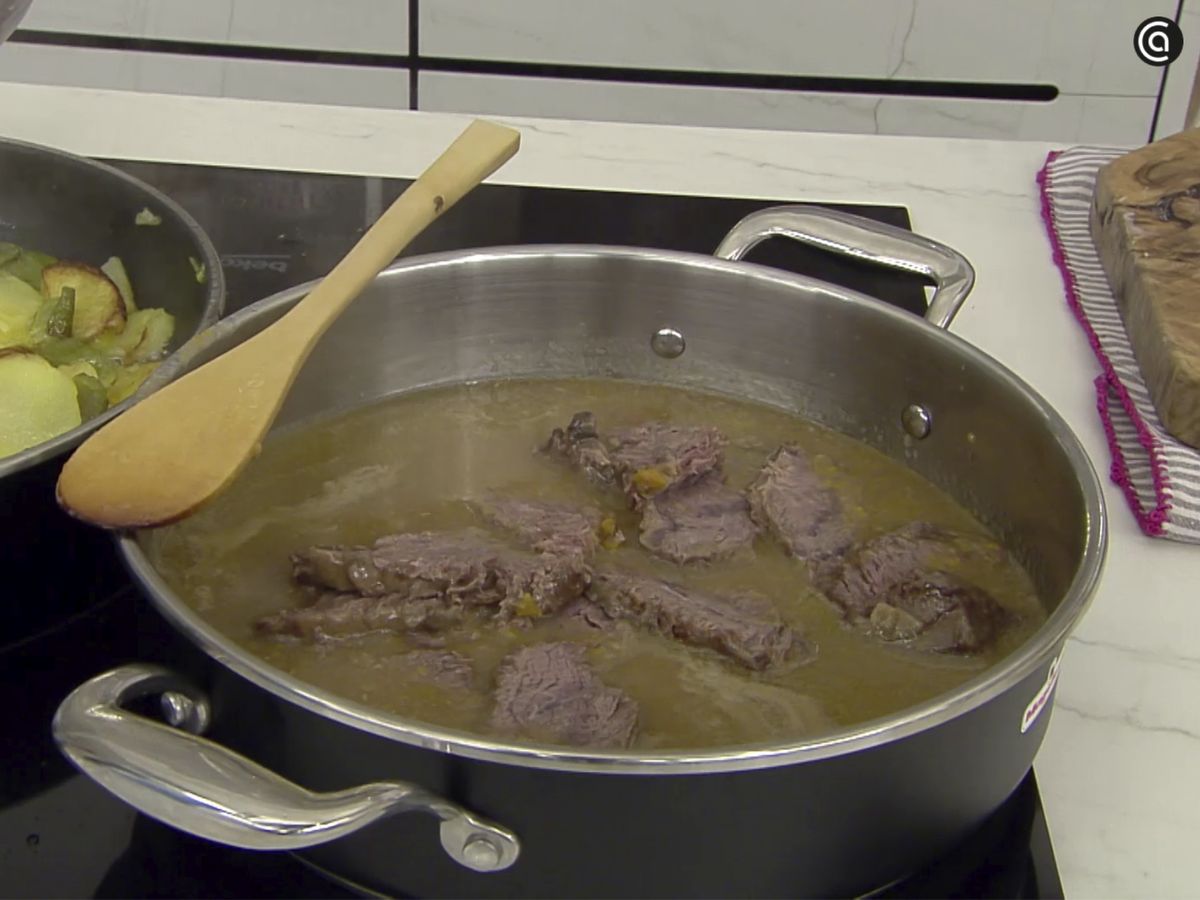 Añade las carrilleras fileteadas a la cazuela con la salsa
