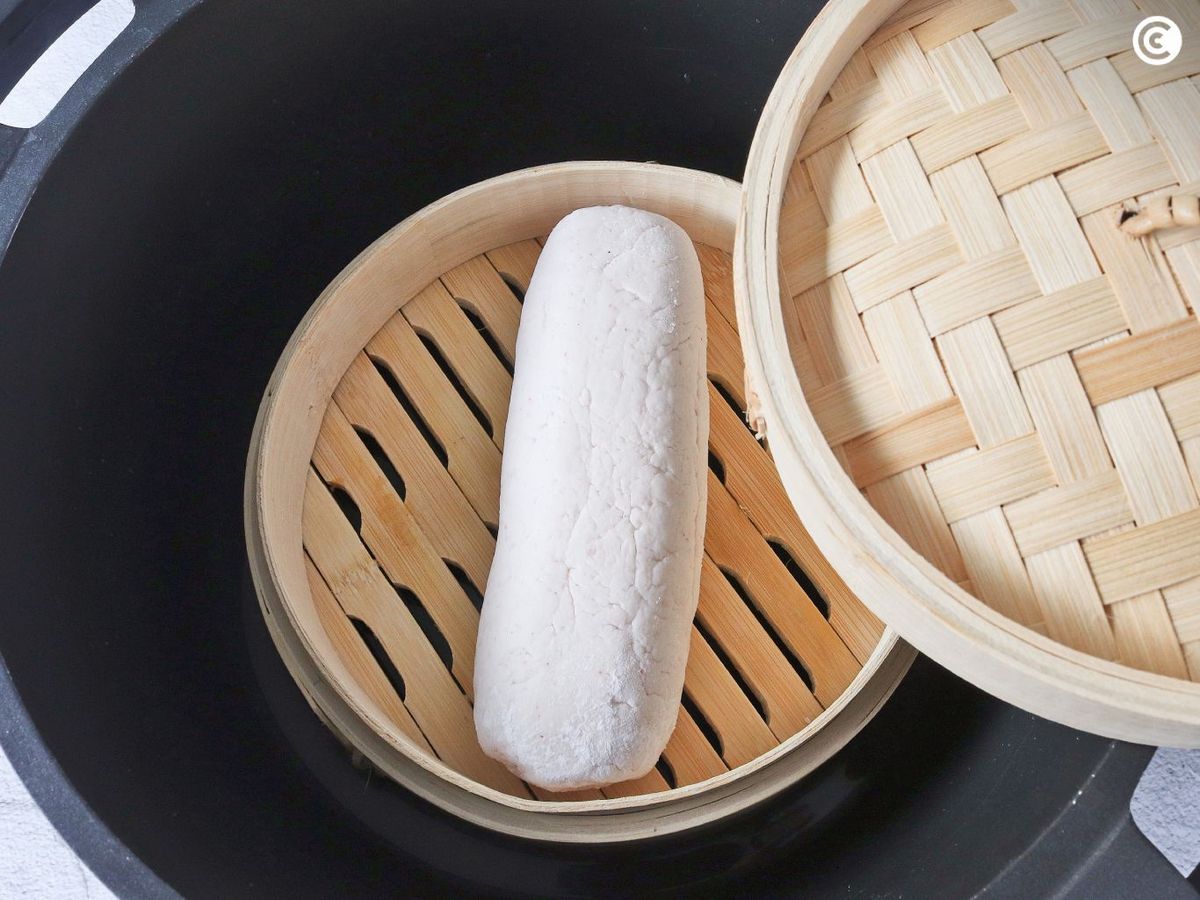 Cocina al vapor la masa del pan de gambas