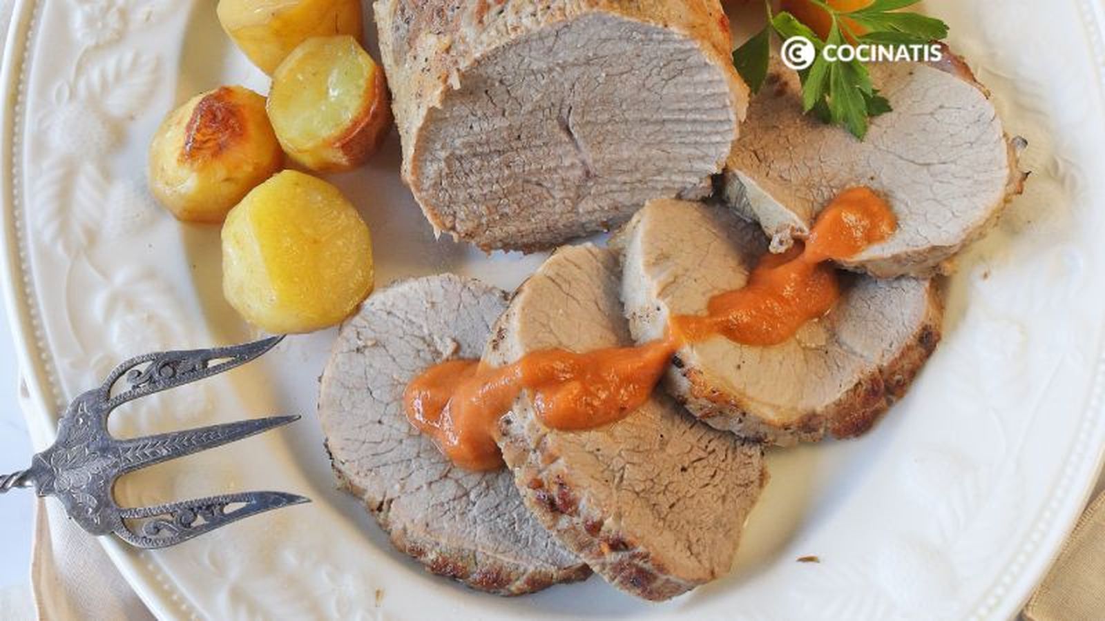 Redondo de ternera al horno con salsa y patatas Redondo de ternera al horno con salsa y patatas