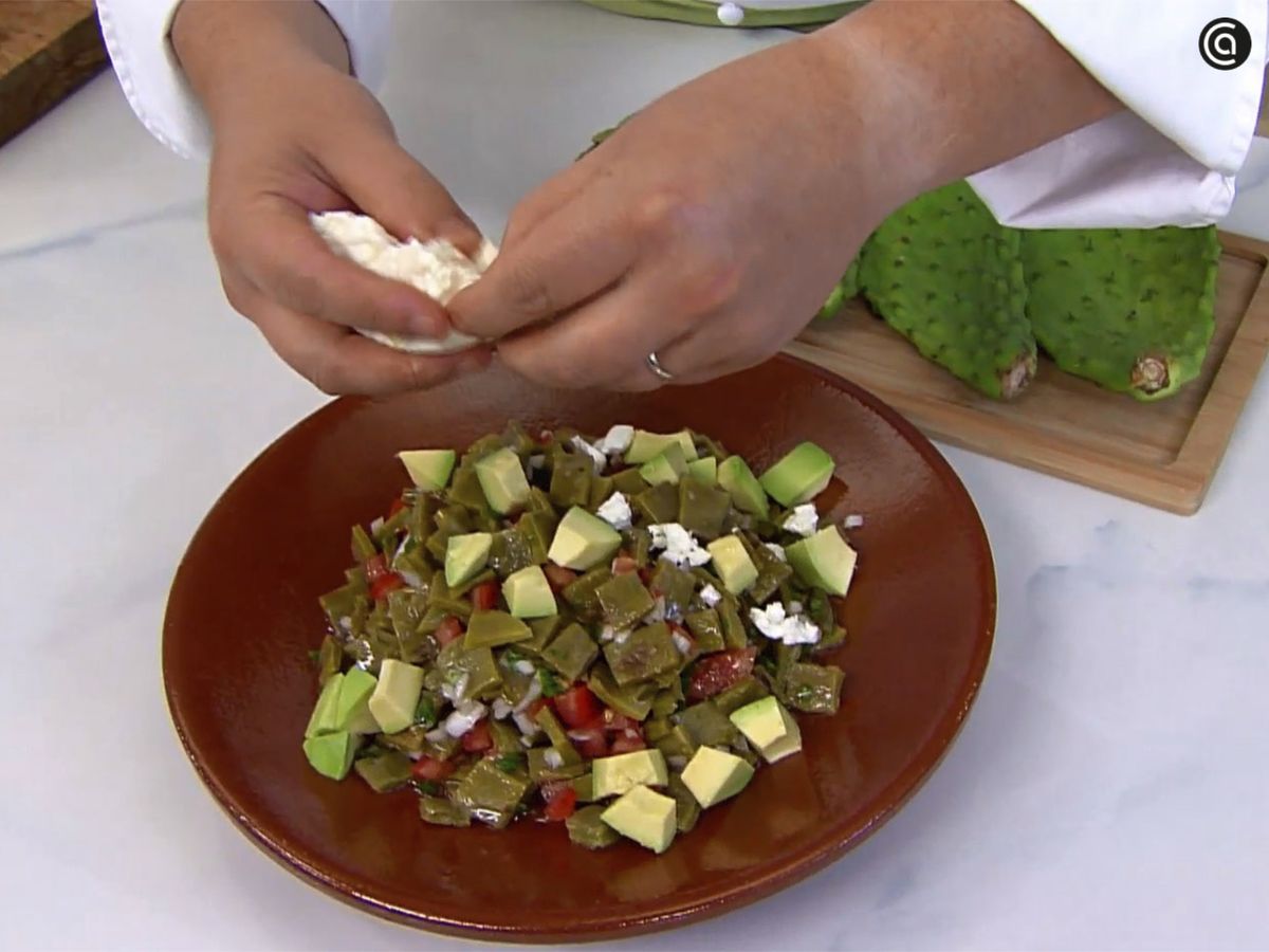 Agrega los nopales, el queso fresco y el aguacate