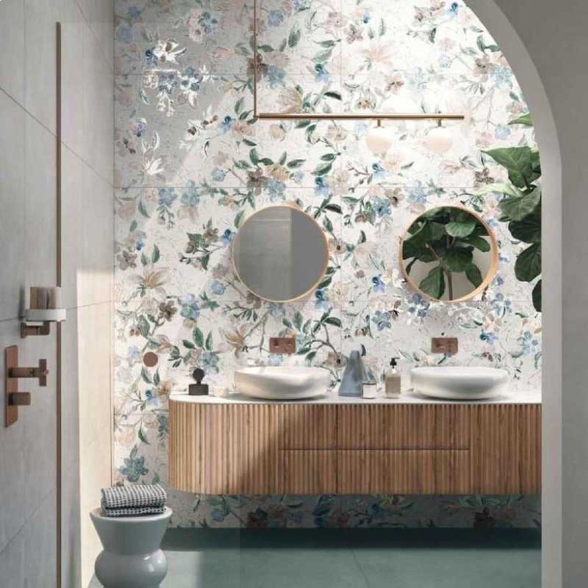 Baño elegante con azulejos de flores azules.