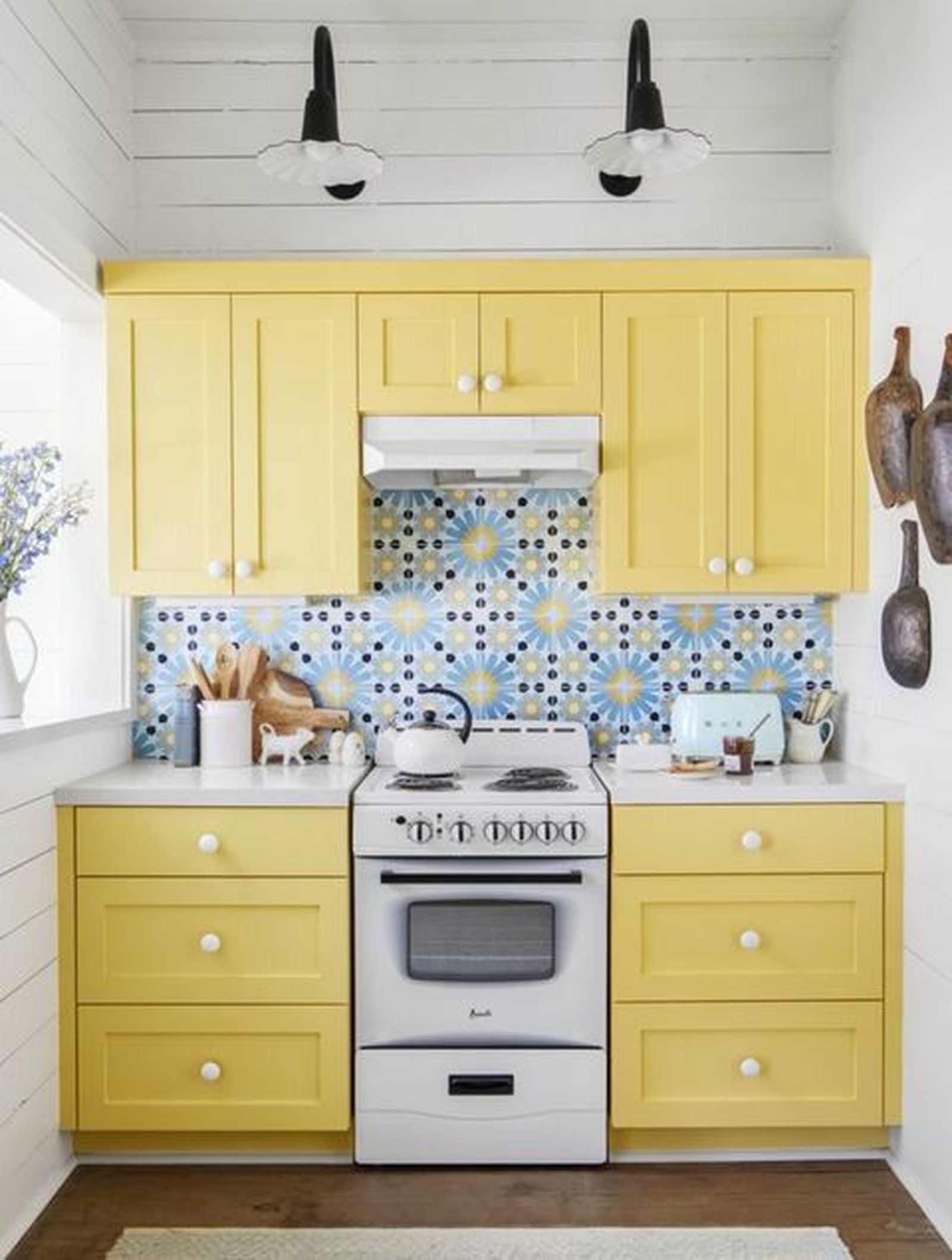 cocina amarillo pastel con baldosas azules