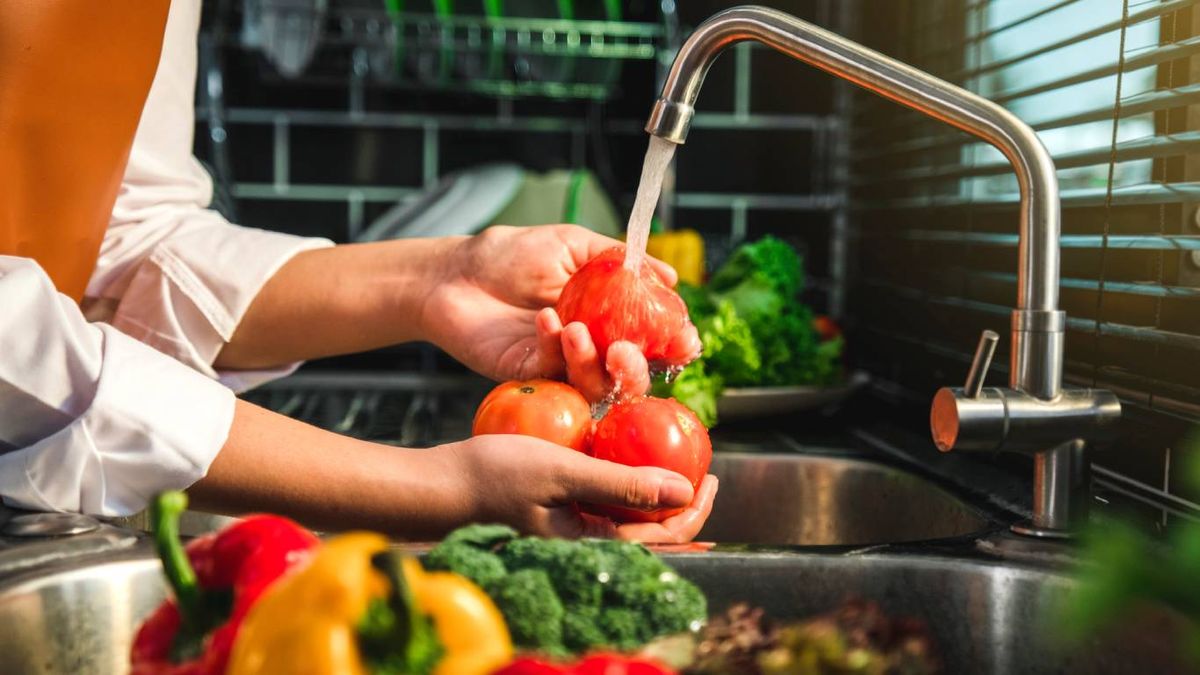Es importante lavar bien la fruta y verdura