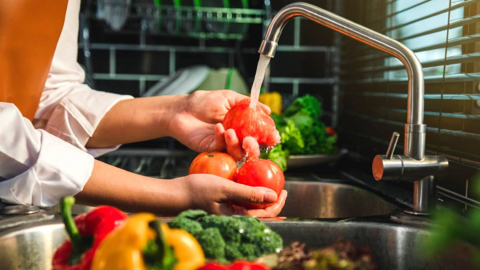 Es importante lavar bien la fruta y verdura
