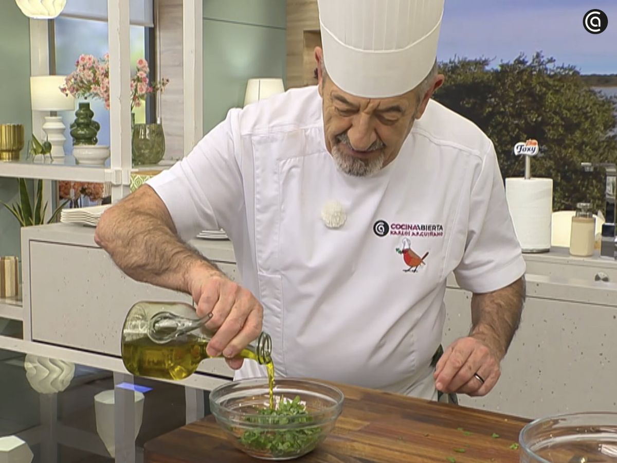 Añade aceite a la vinagreta de cebolla morada, cilantro y tomate