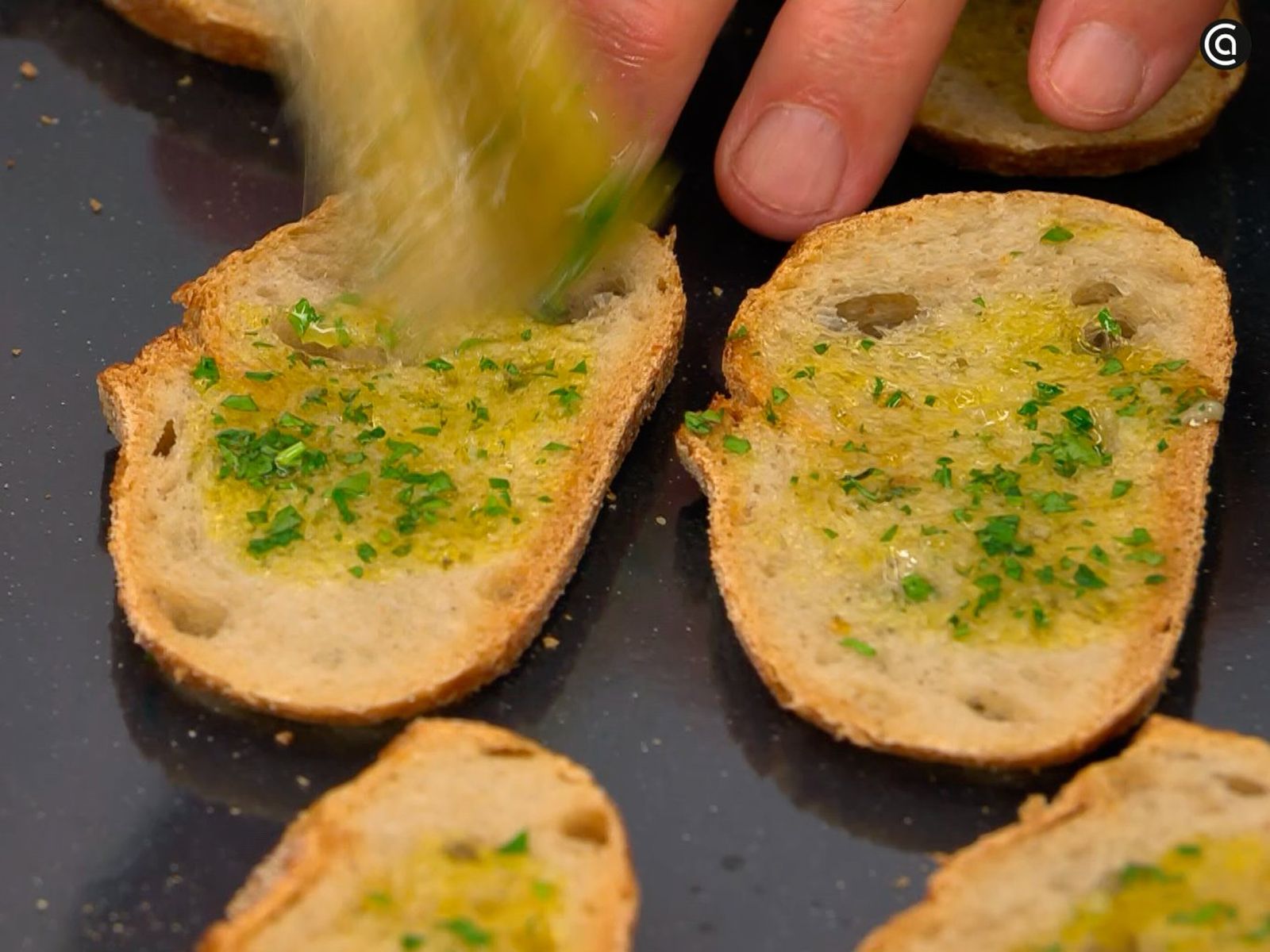 Pincela el pan con el aceite y llévalo al horno