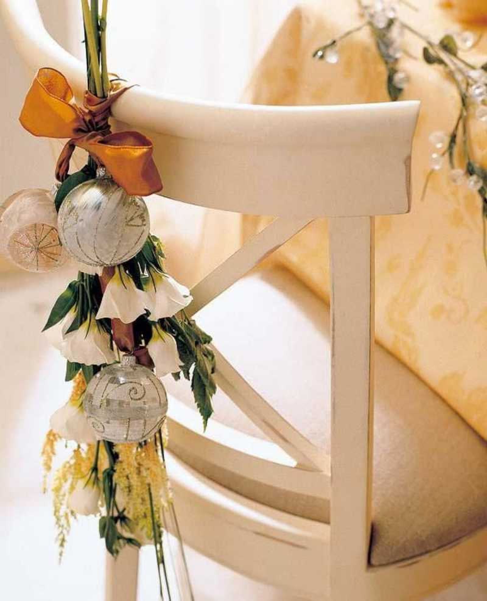 Decoración navideña de la silla del comedor con elementos naturales y un lazo.