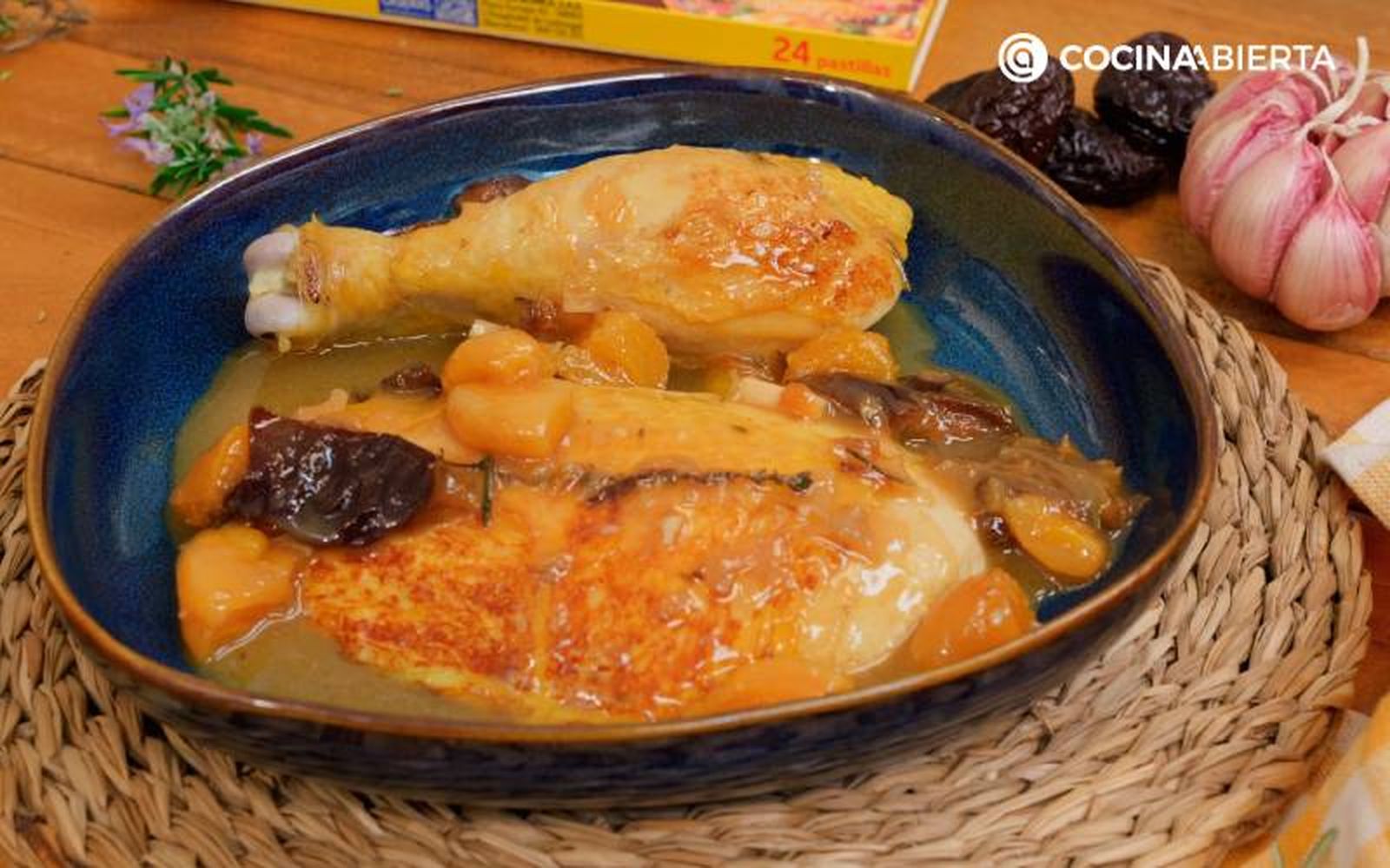 Elaboración de la receta de pollo con orejones y ciruelas - Sirve el pollo Elaboración de la receta de pollo con orejones y ciruelas - Sirve el pollo