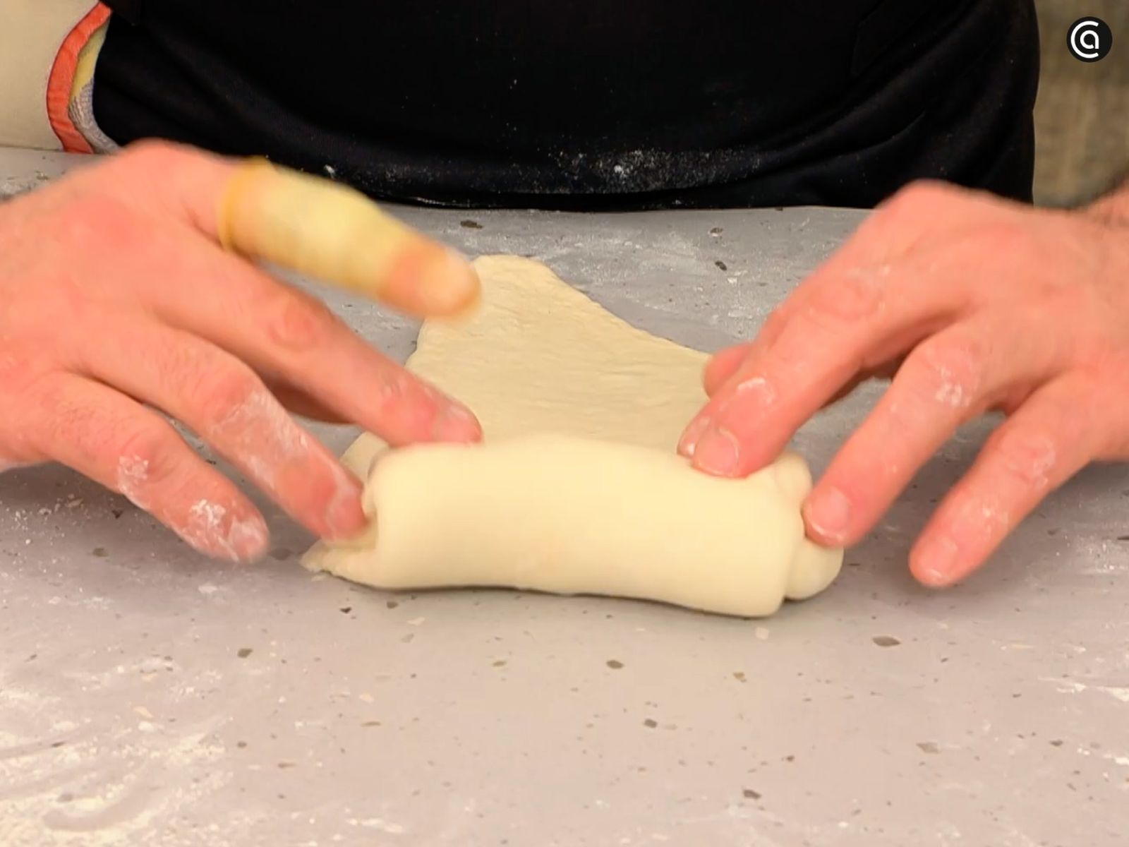 Estira la masa, divide en tres partes en forma de triángulo y enrolla cada una