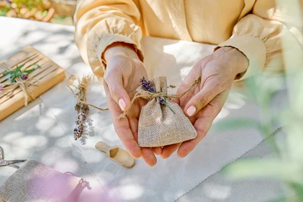Los saquitos perfumados son grandes aliados para aromatizar armarios y cajones