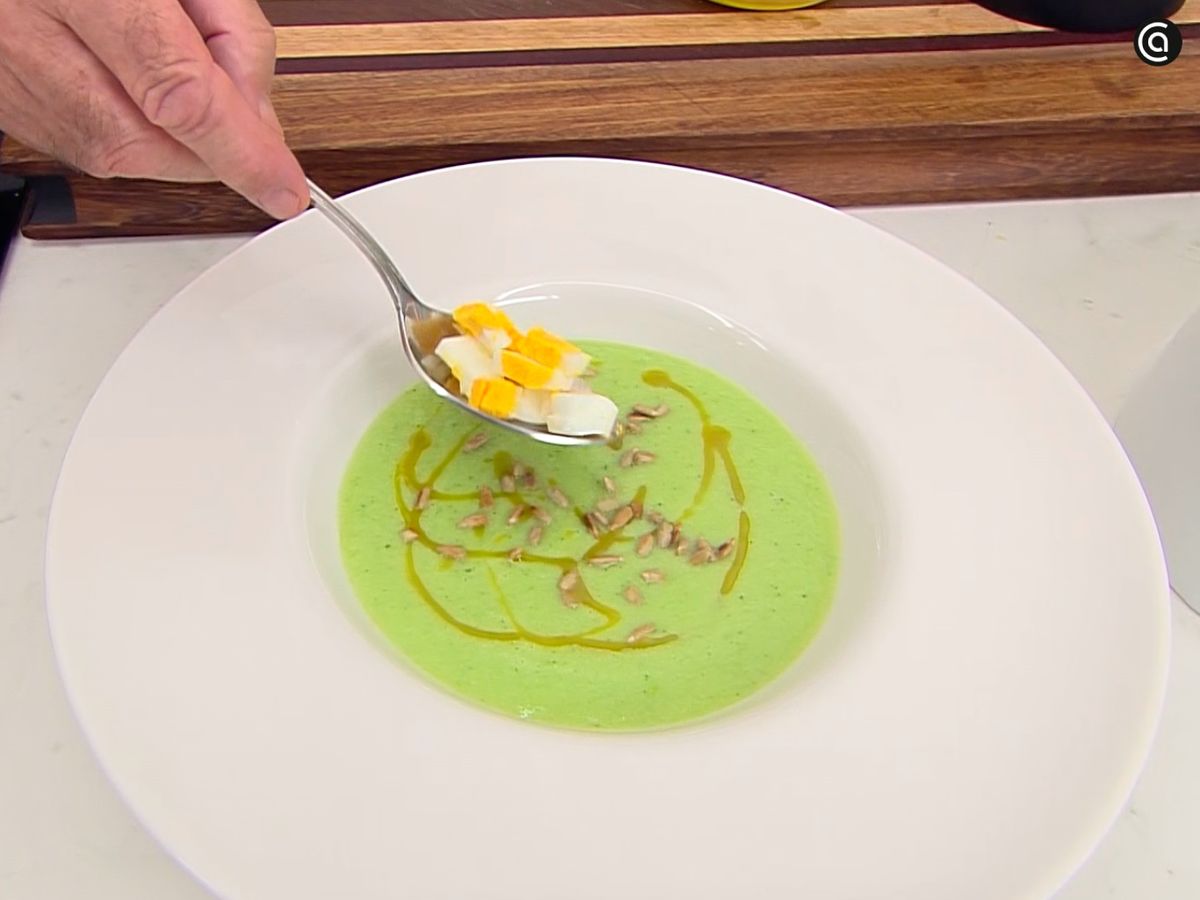 Decora la sopa fría de pepino y manzana con las pipas, el huevo y el perejil
