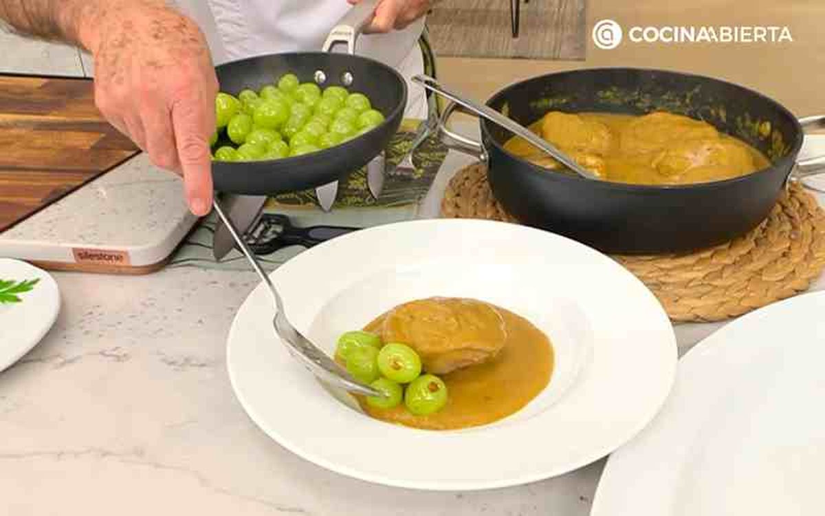 Acompaña el estofado de pavo con uvas salteadas