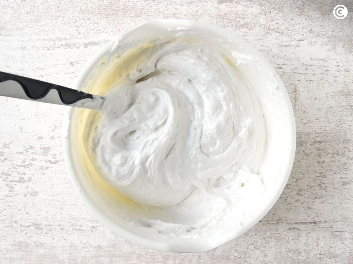 Mezclar la harina a los huevos para hacer la bica blanca de Laza