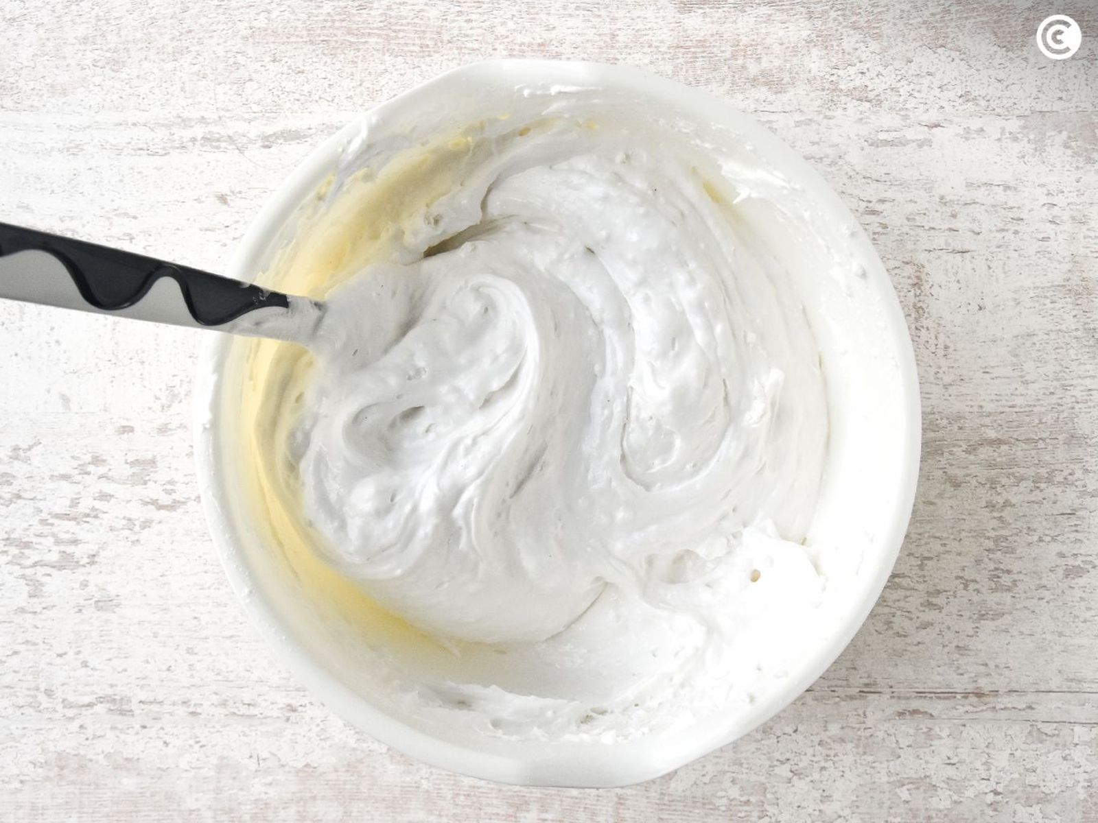 Mezclar la harina a los huevos para hacer la bica blanca de Laza